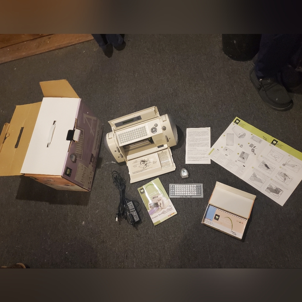 PROVO CRAFT PERSONAL ELECTRONIC CUTTER Cricut  LIKE NEW!